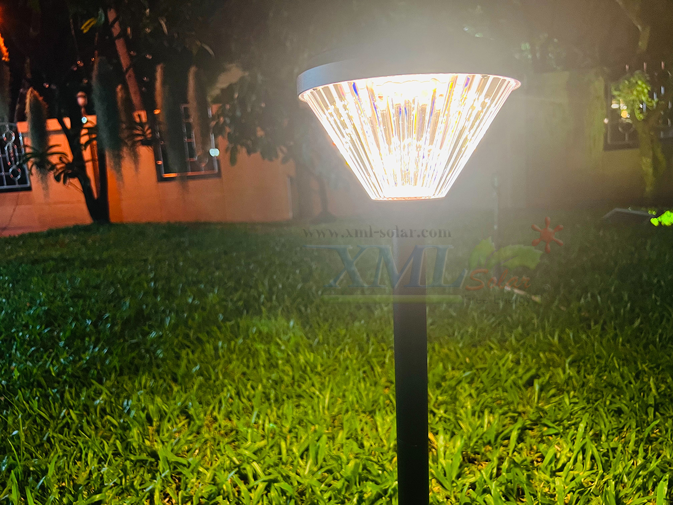 โคมไฟปักสนามโซล่าเซลล์ ทรงกรวย (แสง : เหลืองวอมไวท์)