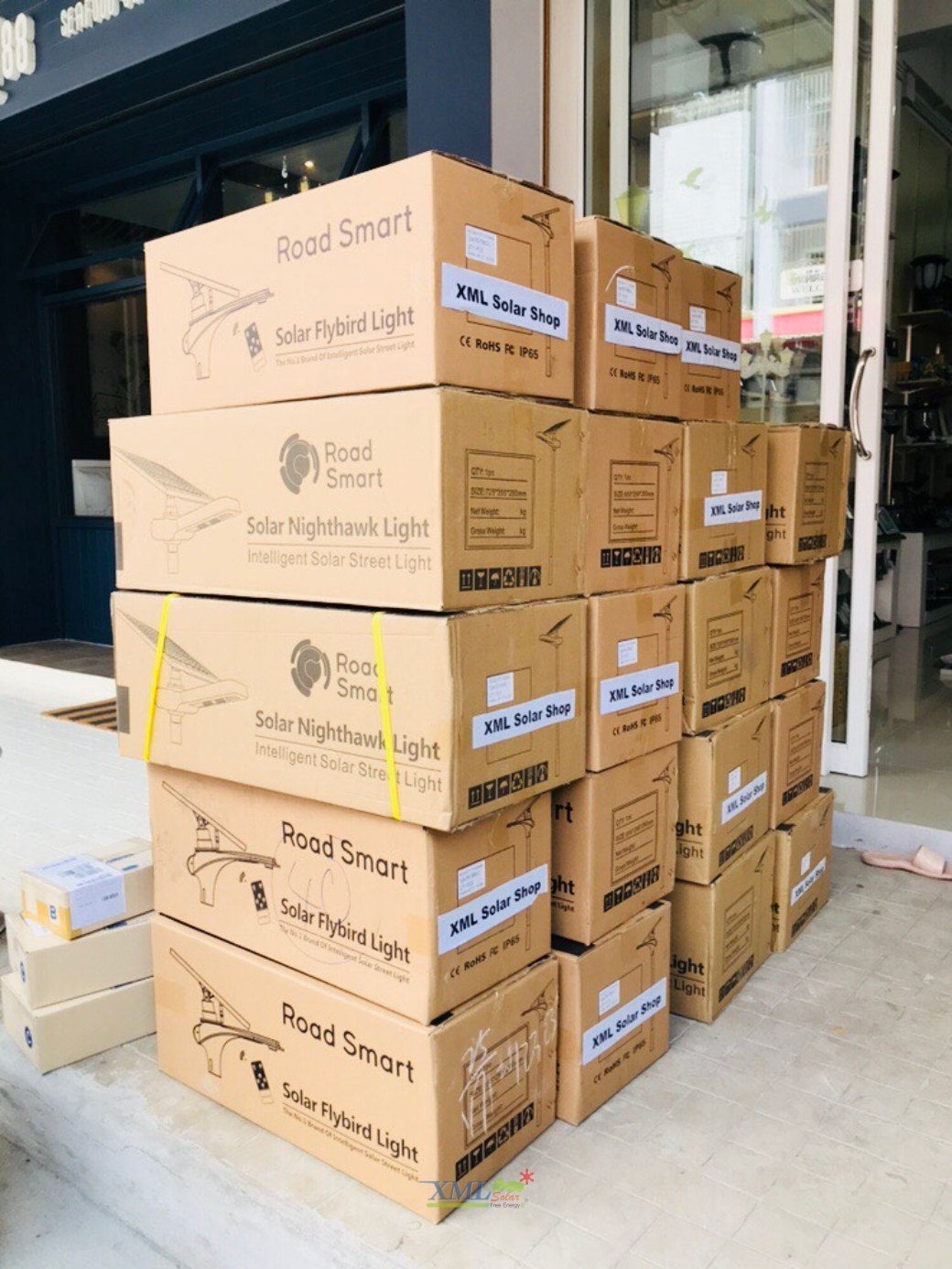 โคมไฟถนนอัจฉริยะ โซล่าเซลล์ 100 Watt Monocrystalline (แสง ขาว)