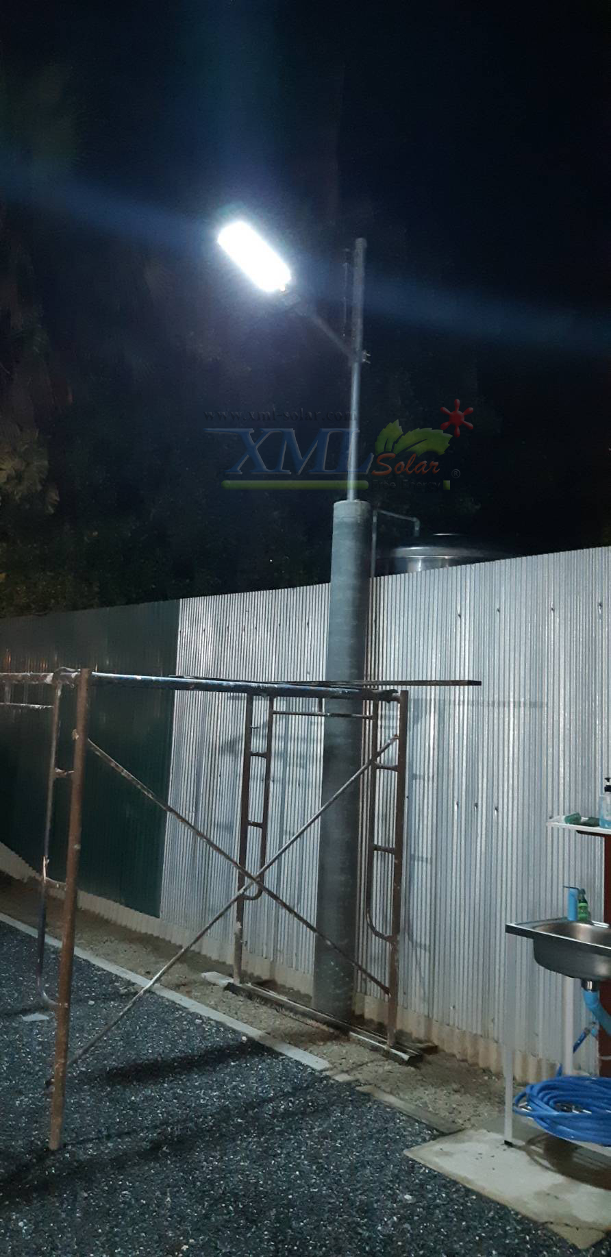 โคมไฟถนนโซล่าเซลล์ XML-Solar 300W (แสง : ขาว)(สว่างค้าง)