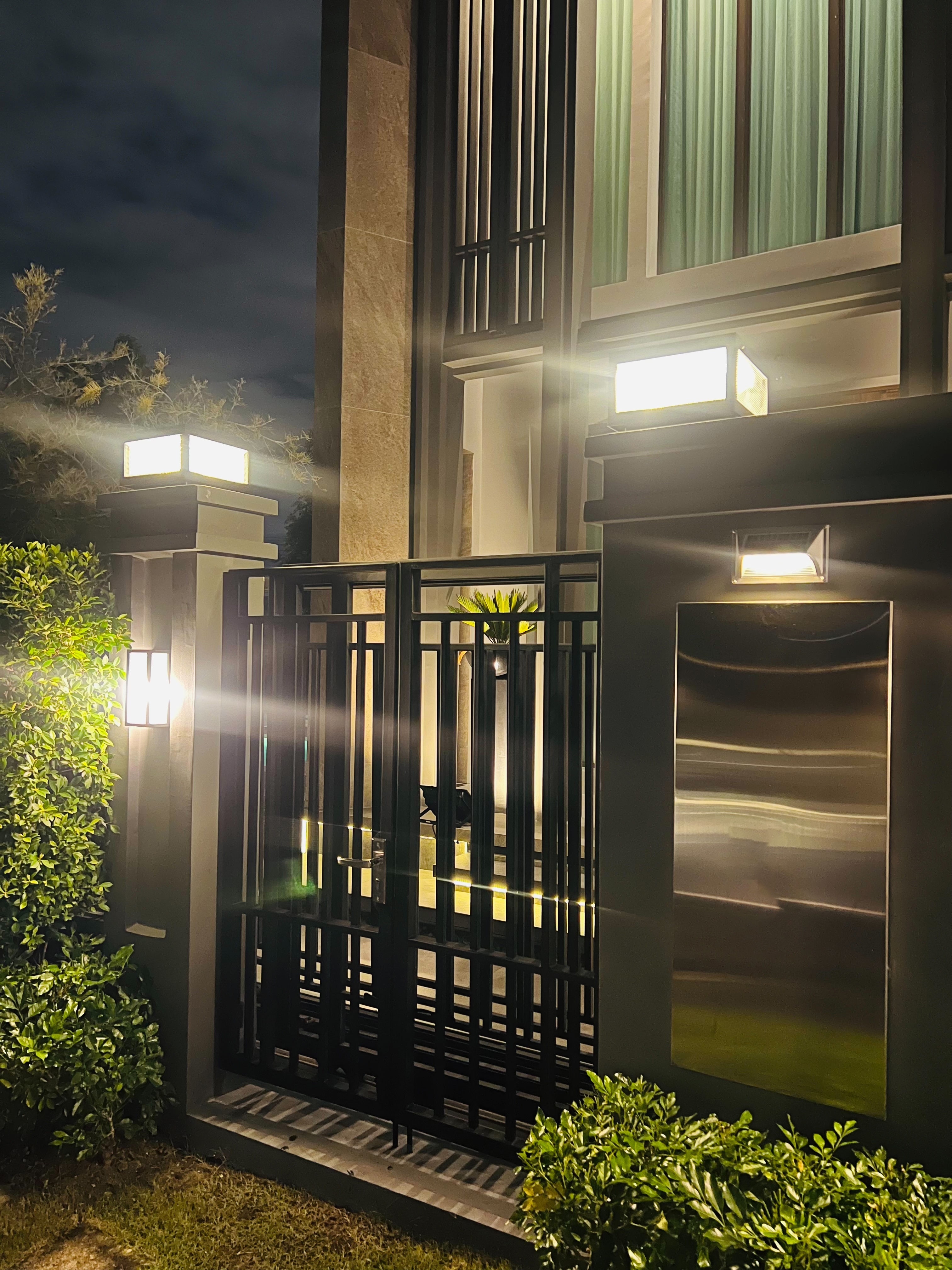 โคมไฟหัวเสาโซล่าเซลล์ ทรงสี่เหลี่ยม รุ่น TZ-3645-L ไซส์ใหญ่ (เปิดได้ 2 แสง)