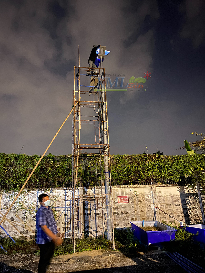 โคมไฟถนนอัจฉริยะ โซล่าเซลล์ 80 Watt (แสง เหลืองวอมไวท์) Monocrystalline