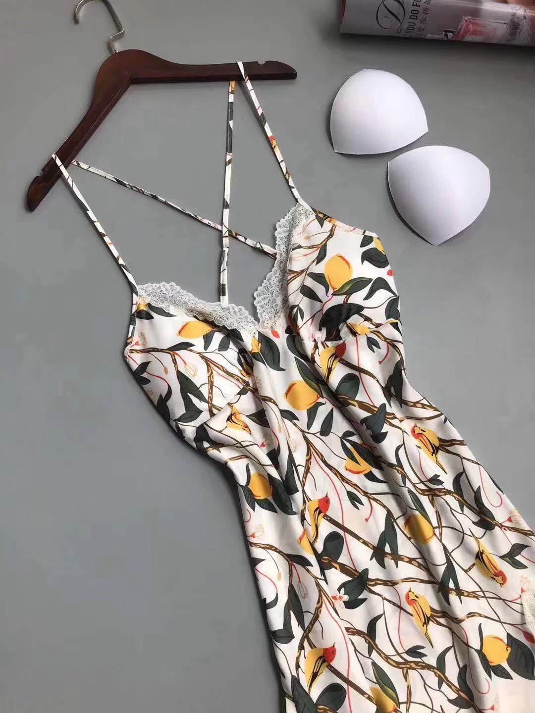 ชุดนอนสายเดี่ยวผ้าซิลค์ซาติน คอวีแต่งลูกไม้เนื้อนิ่มใส่สบายไม่คัน มีฟองน้ำถอดออกได้ฟรีไซส์ มี 3 สี ดำ ขาว เขียว ราคาส่ง 3 ชิ้น คละแบบได้ชุดละ 290 บาท