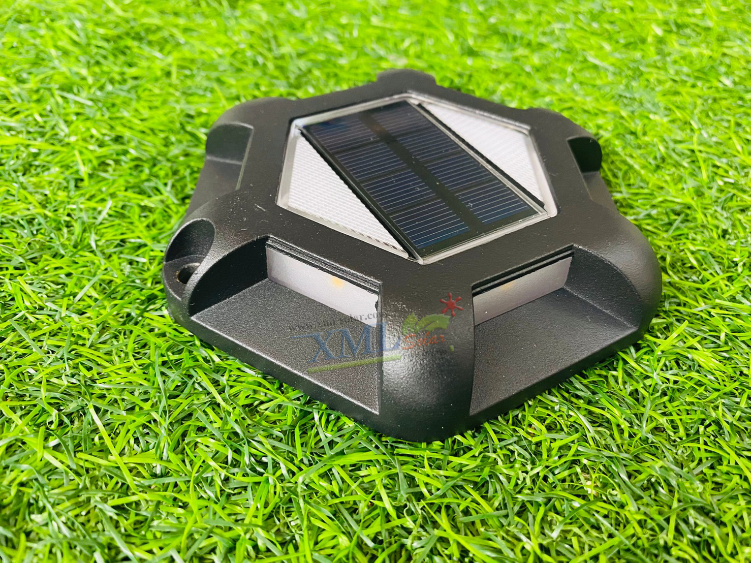โคมไฟฝังพื้นโซล่าเซลล์ 6 LED รุ่น Black edition (เเสง : เหลืองวอมไวท์)