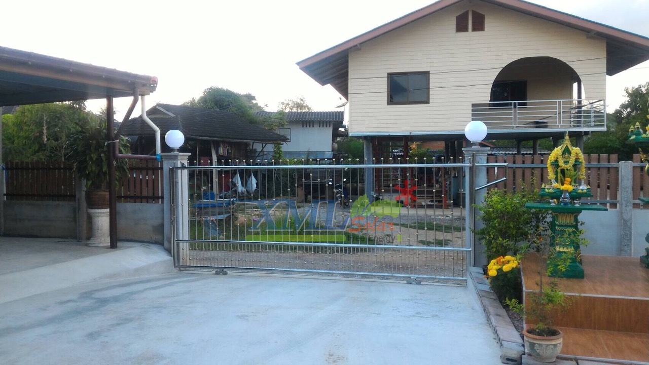 โคมไฟหัวเสาโซล่าเซลล์ ทรงกลมฐานสเเตนเลส (35 ซม.) + Remote (เปิดได้ 3 แสง)+AC