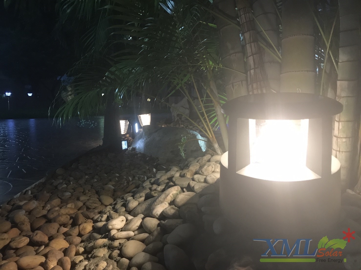 โคมไฟสนามโซล่าเซลล์ ทรง Modern (24 cm.)