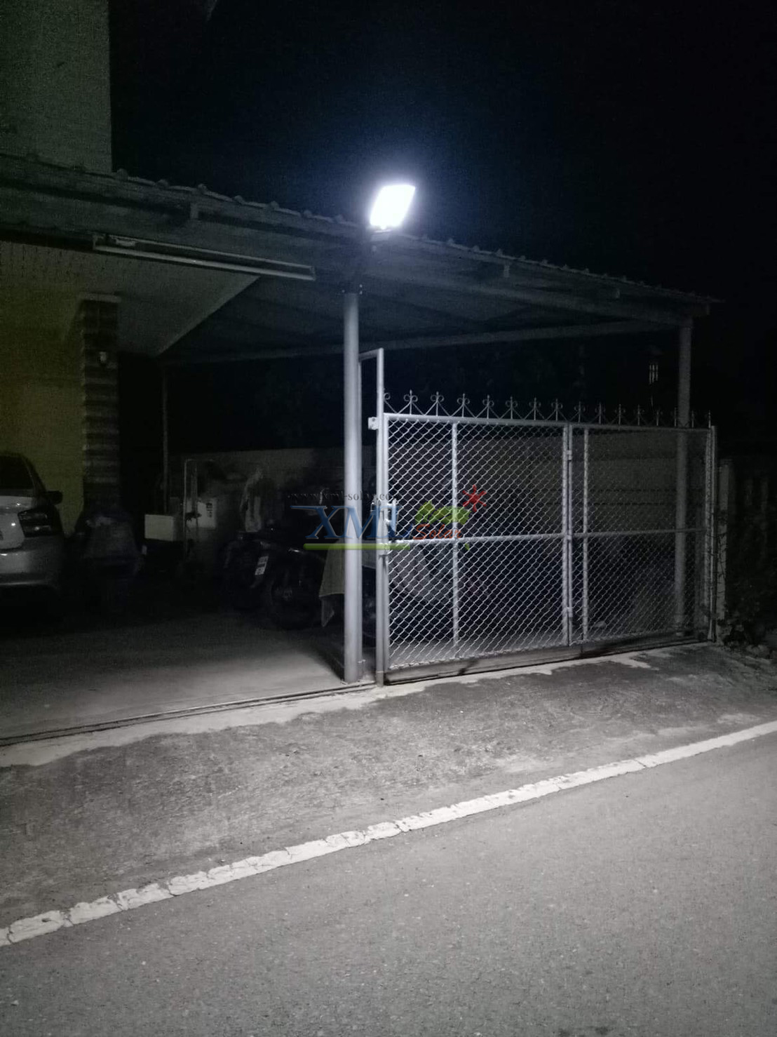 โคมไฟถนนโซล่าเซลล์ XML-Solar 200W (แสง : ขาว)(สว่างค้าง)