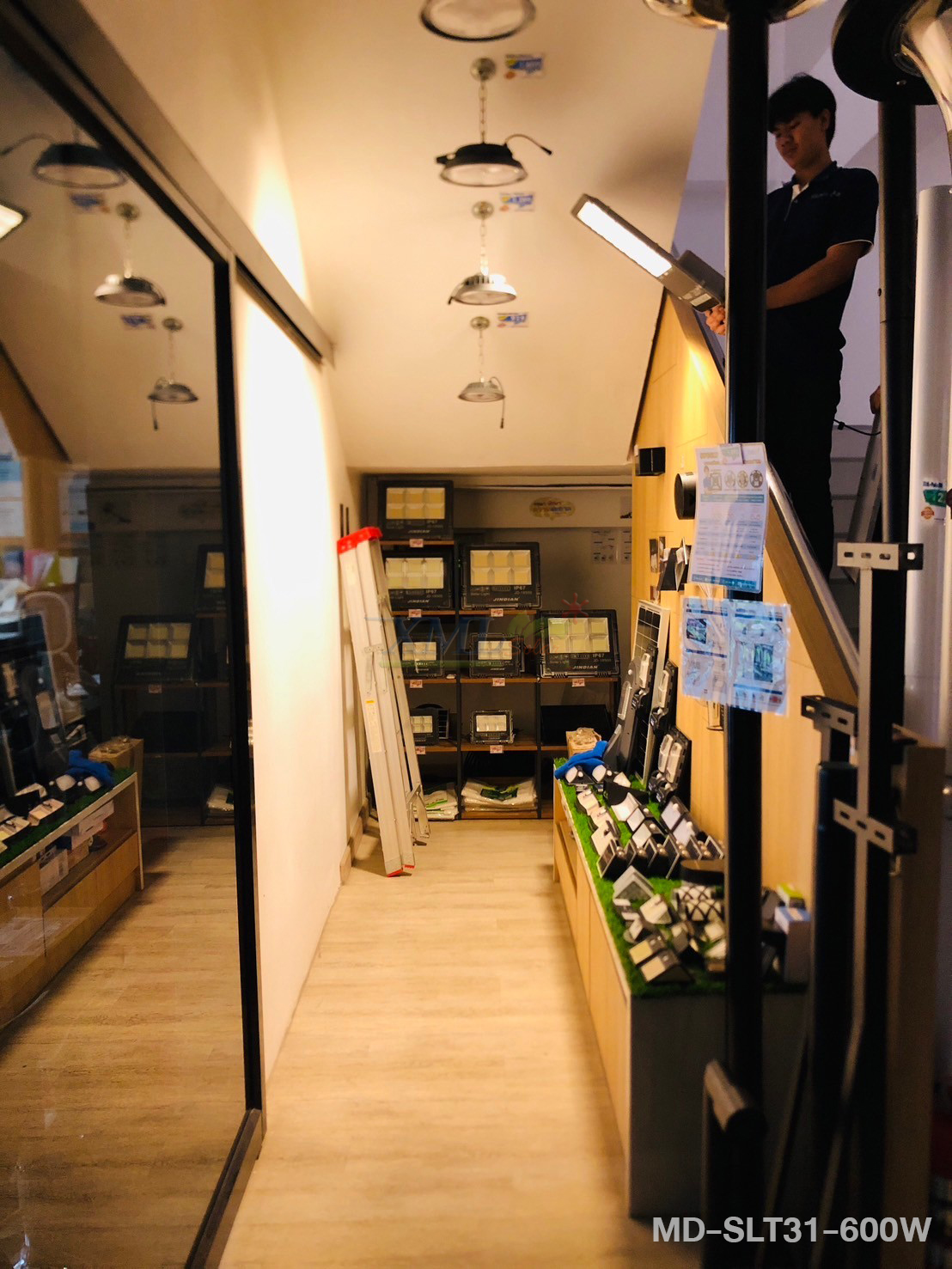 โคมไฟถนนโซล่าเซลล์ 300W/400W/600W รุ่น MD-SLT31 (เปิดได้ 3 แสง)