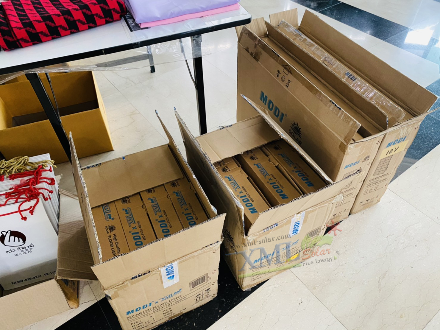 ไฟสปอตไลท์โซล่าเซลล์ 400 W. รุ่น Modi x XML ไซต์ใหญ่ (เเสง : ขาว)