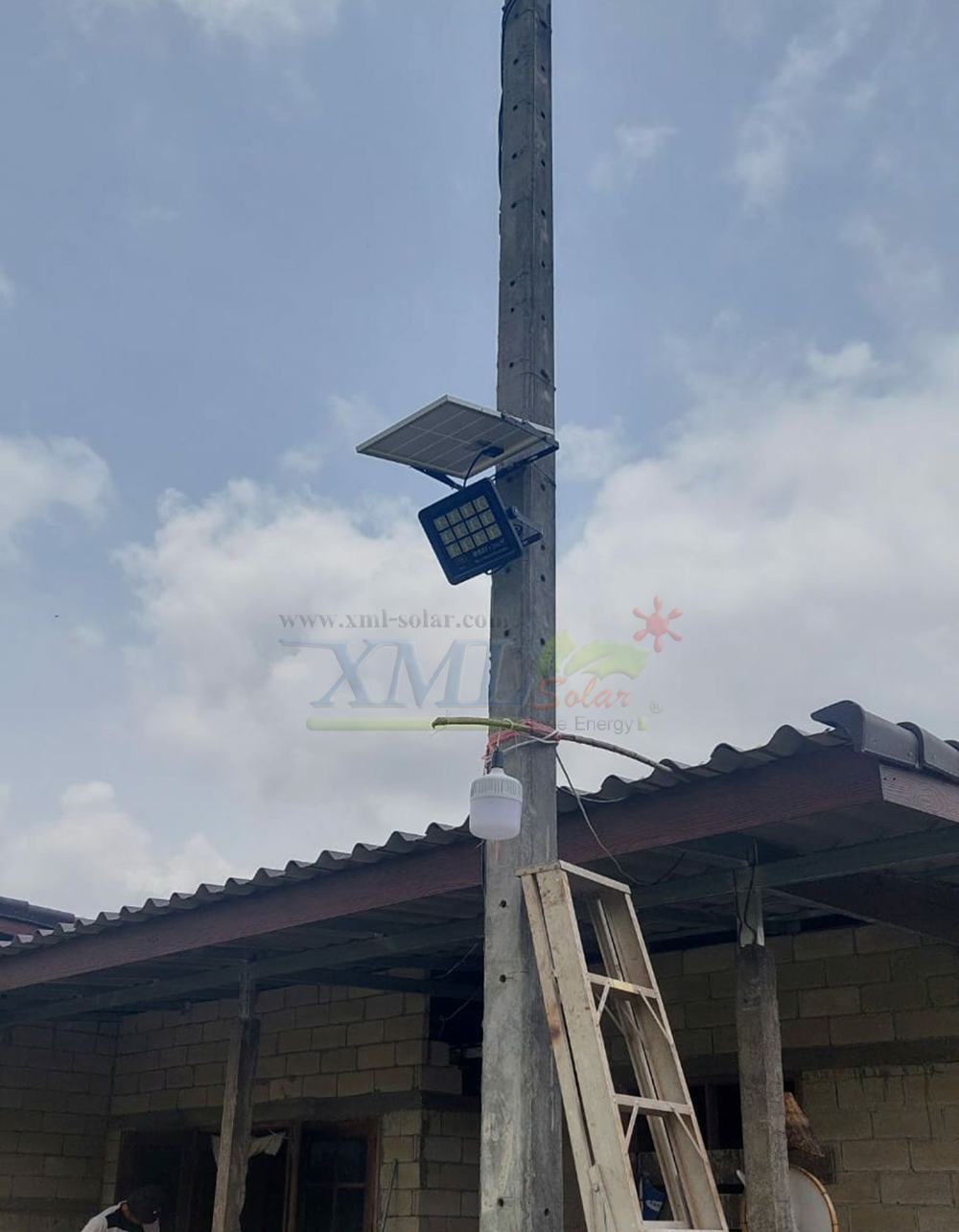 ไฟสปอตไลท์โซล่าเซลล์ 200 W. รุ่น Modi x XML ไซต์ใหญ่ (เเสง : ขาว)