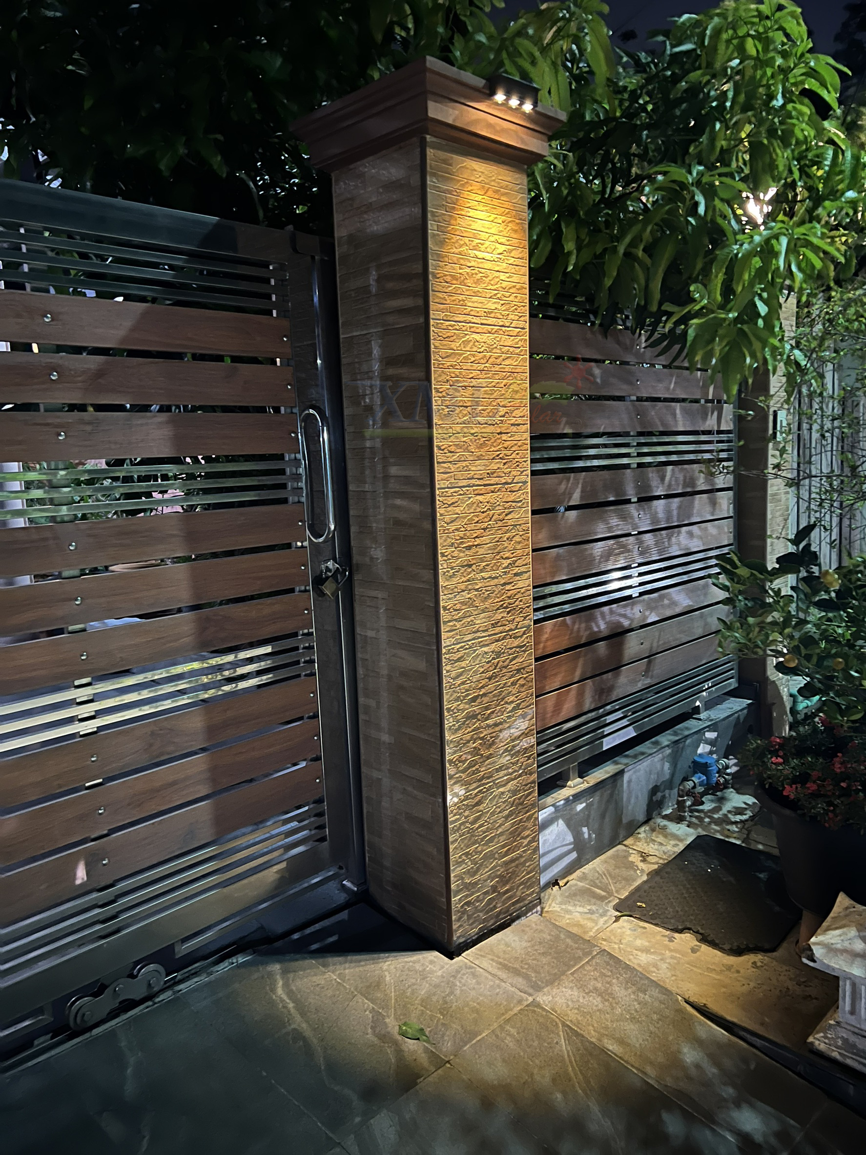 ไฟผนังโซล่าเซลล์ติดสันกำเเพง 3 LED (เเสง : เหลืองวอมไวท์) (1 เเถม 1)