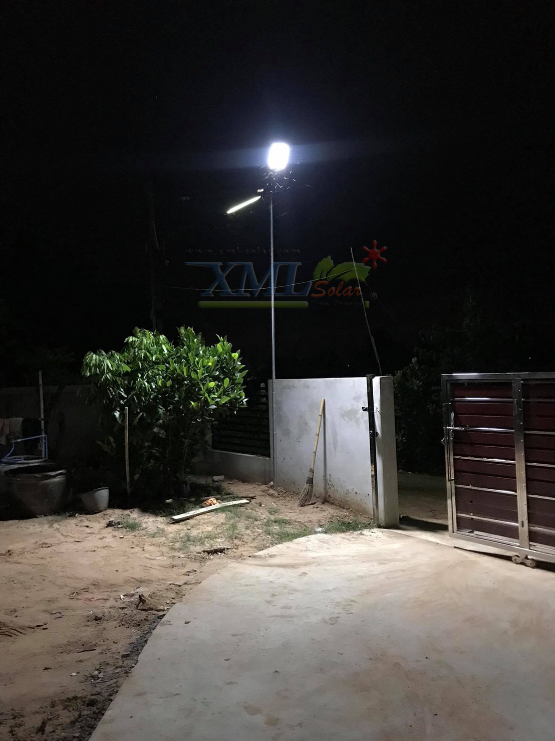 โคมไฟถนนโซล่าเซลล์ XML-Solar 300W (แสง : ขาว)(สว่างค้าง)