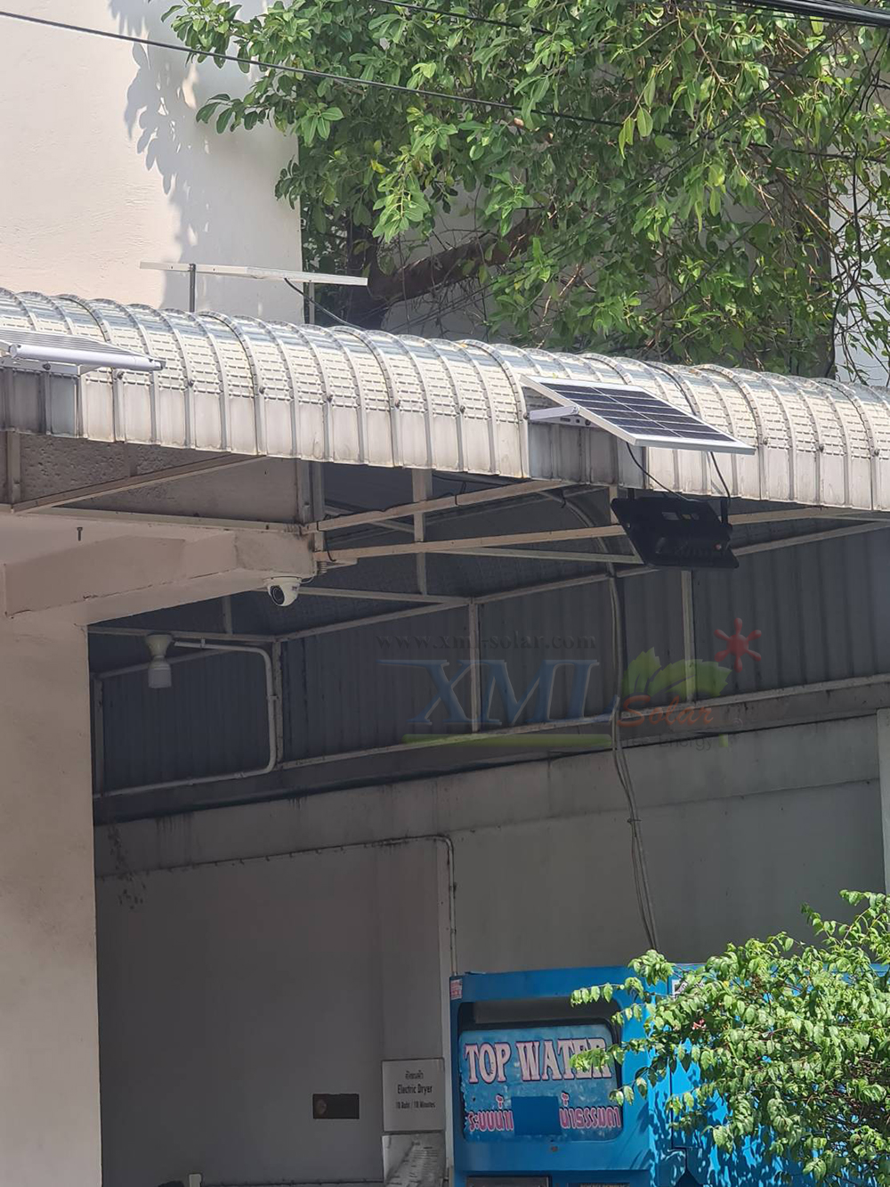 ไฟสปอตไลท์โซล่าเซลล์ 100 Watt กล่องสีน้ำตาล (เปิดได้ 3 แสง)