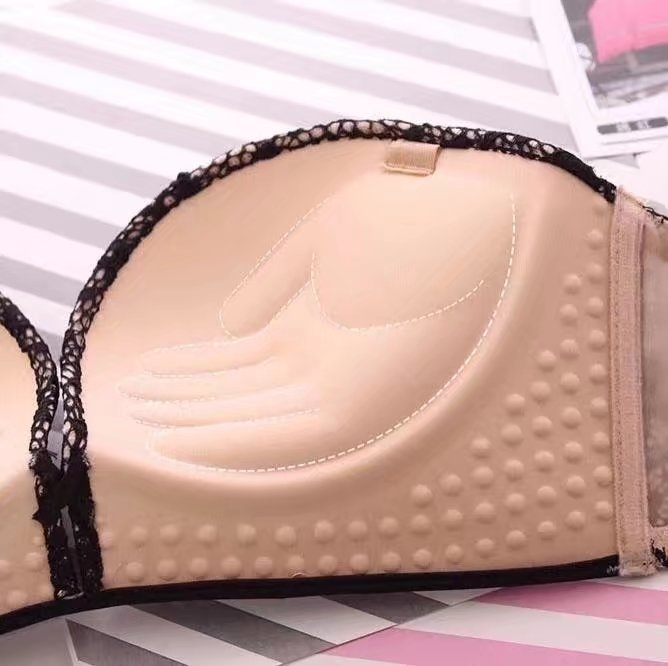 ชุดชั้นในลูกไม้สวยหรู ไร้โครง เสริมฟองน้ำในตัวรูปมือดันอกสวย ยกอกกระชับและชิด มี 2 สี ขาว ดำ 32 34 36 ราคาส่ง 3 ชิ้นคละกับแบบอื่นได้ ชุดละ 290 บาท