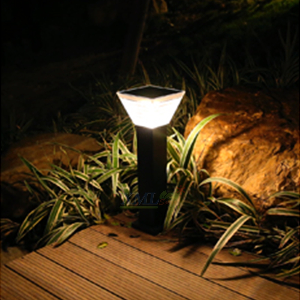 ไฟตั้งพื้นโซล่าเซลล์ ทรง พีระมิด สีดำ โคมใส (60 cm) (แสง : ขาว + เหลืองวอมไวท์)