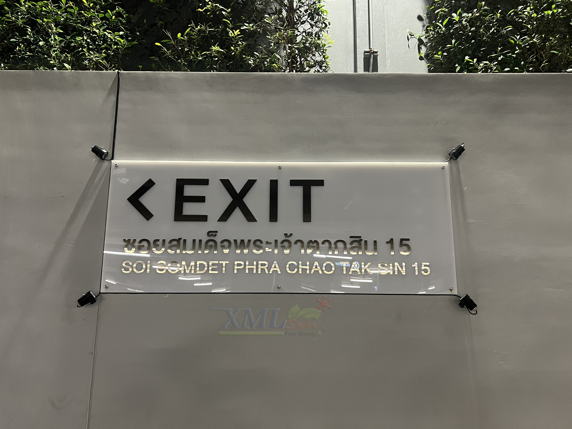 สปอร์ตไลท์ปักสนามโซล่าเซลล์ DC-11S รุ่น 4 หัว สาย 3 เมตร (หัวเล็ก)(แสง : เหลืองวอมไวท์)