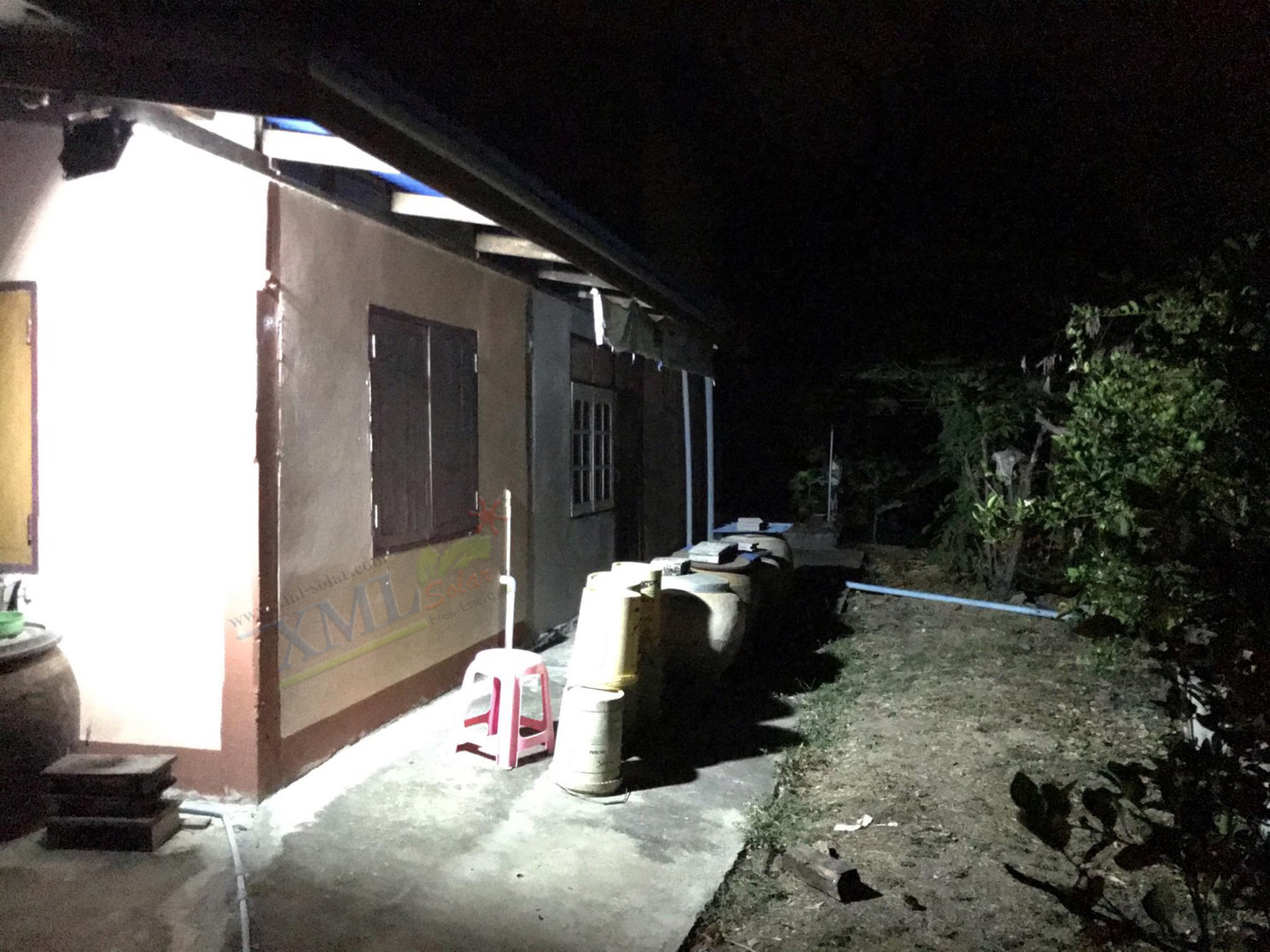 ไฟสปอตไลท์โซล่าเซลล์ 50 Watt กล่องสีน้ำตาล (เปิดได้ 3 แสง)