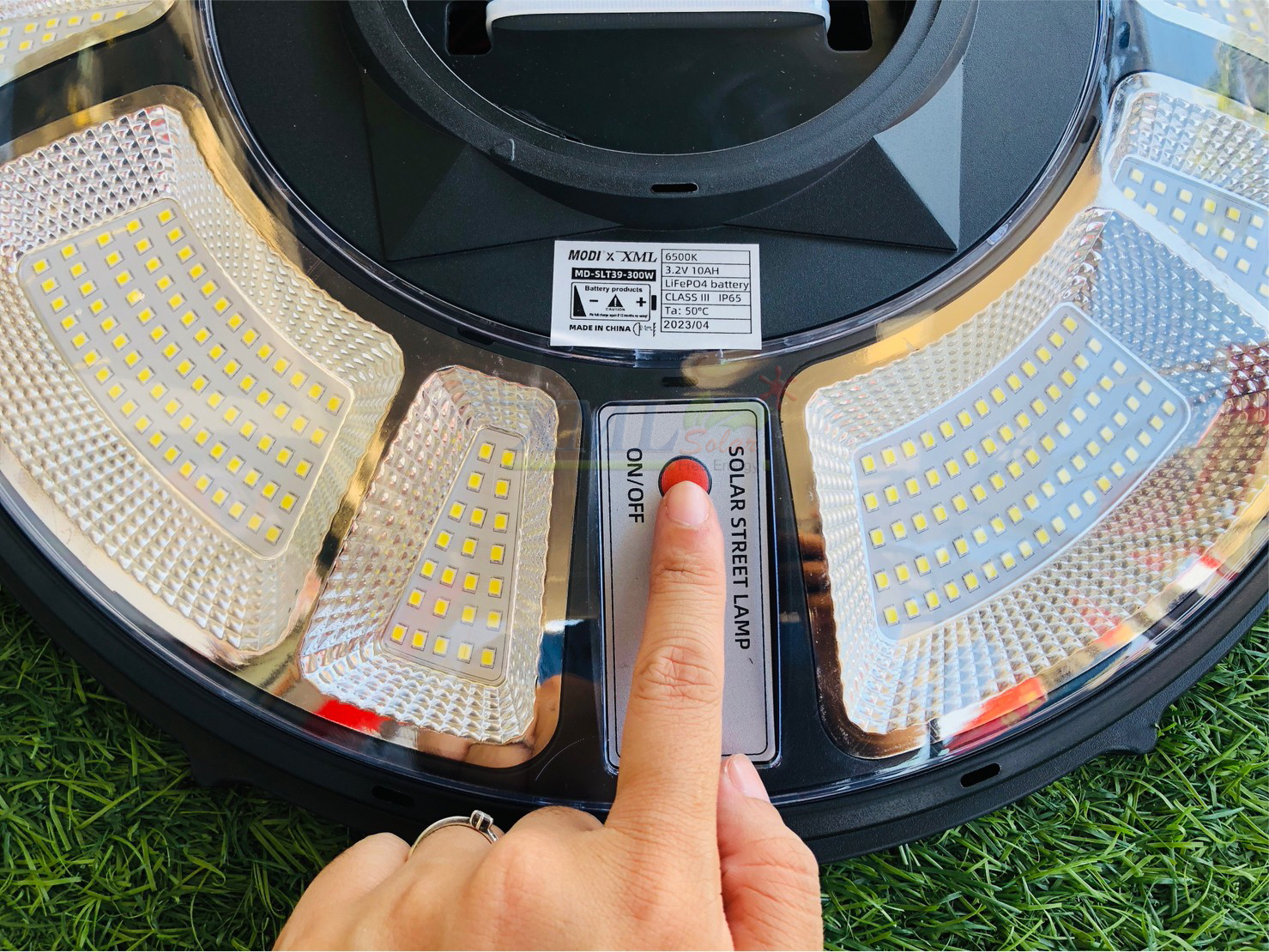 ชุดเสาพร้อมโคม SET A (โคมไฟโซล่าเซลล์ UFO SLT39-300W + เสาเหล็กดำสูง 2.82 เมตร)(แสงขาว)