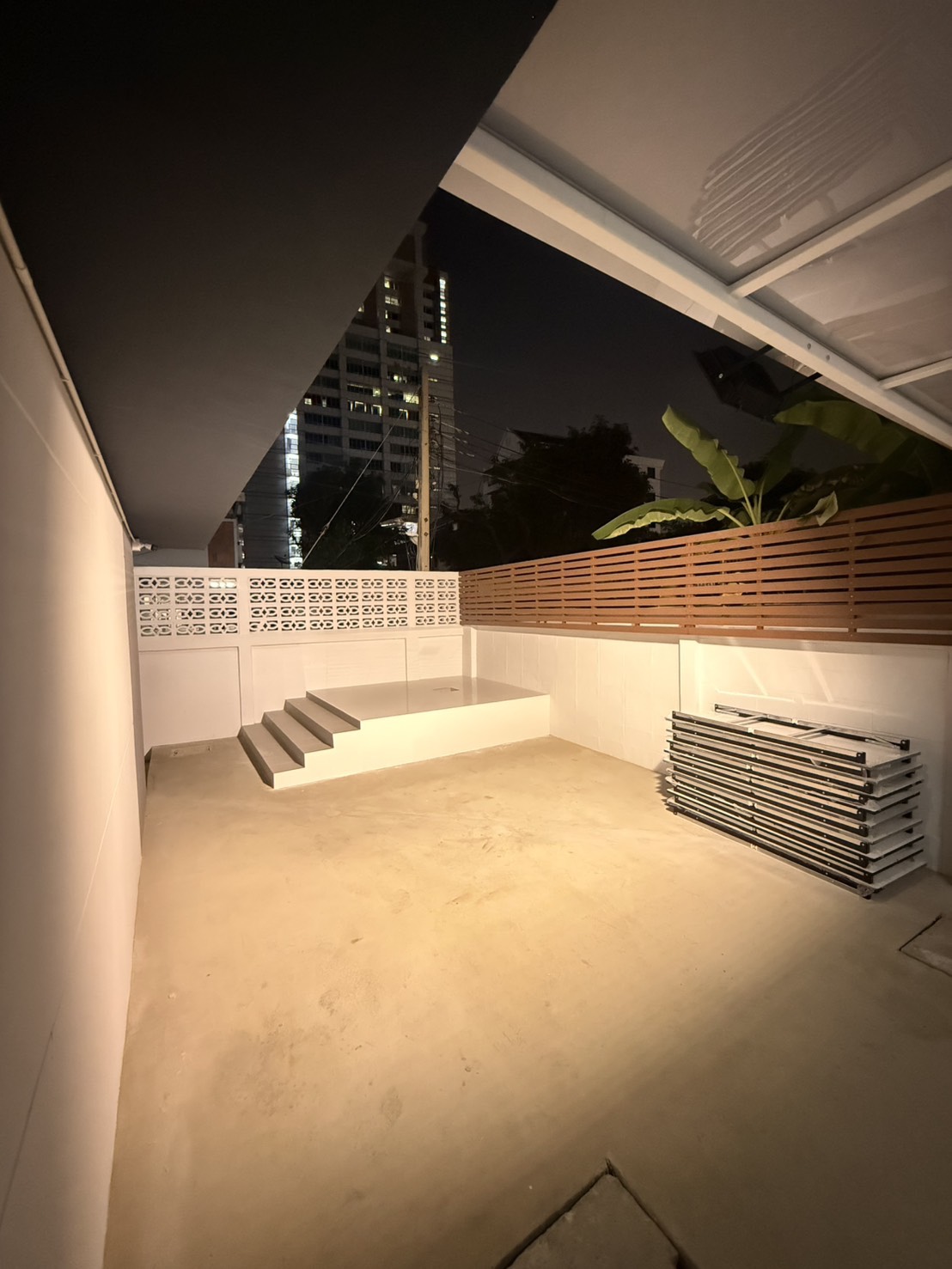 ไฟสปอตไลท์โซล่าเซลล์ 100 Watt กล่องสีน้ำตาล (เปิดได้ 3 แสง)