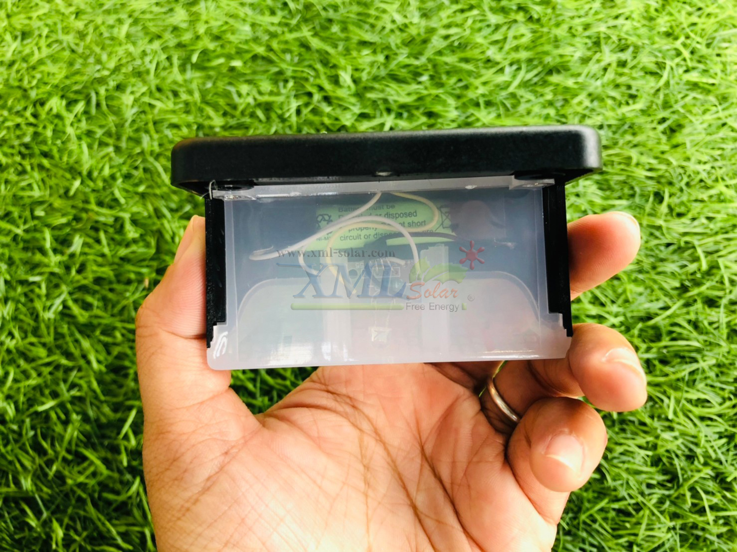 ไฟโซล่าเซลล์ติดบันได 1 LED (สีดำ) (แสง : เหลืองวอมไวท์) (ซื้อ 1 เเถม 7)