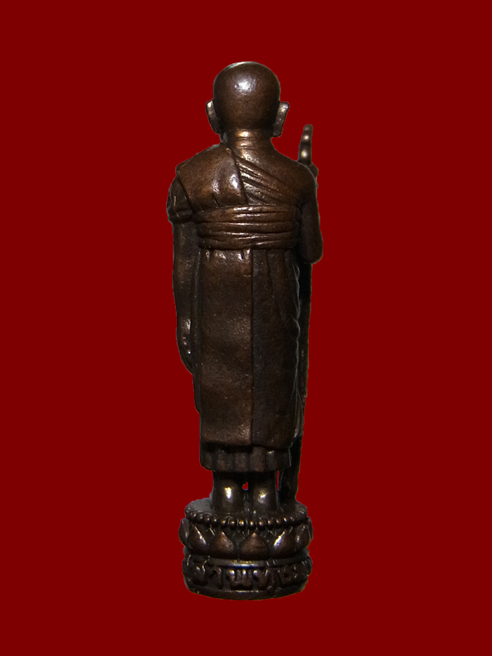 รูปหล่อยืนถือไม้เท้า หลวงปู่หงษ์ วัดเพชรบุรี ปี2555