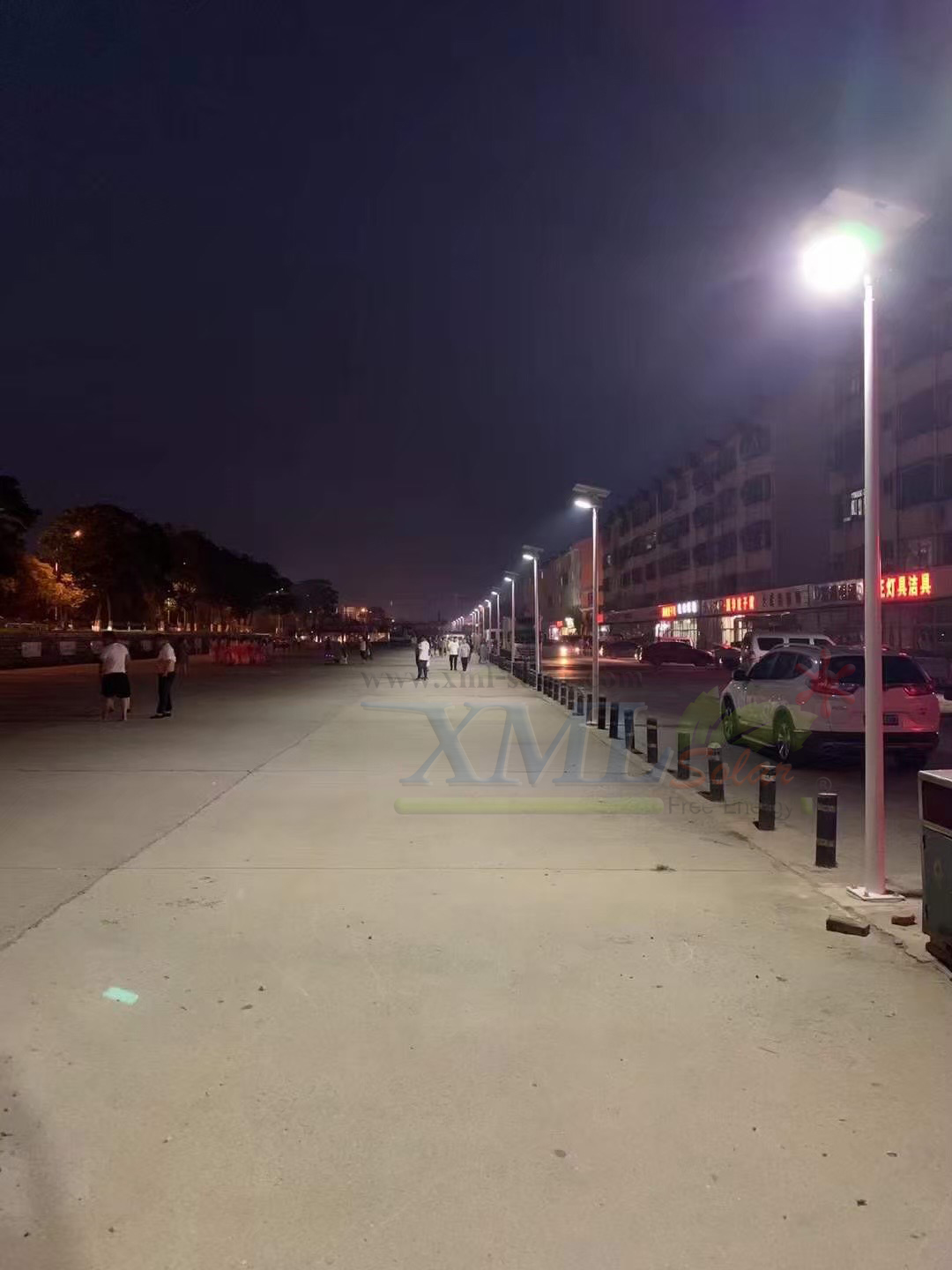 โคมไฟถนนโซล่าเซลล์อัจฉริยะ (รุ่น 9,000Lumens + แผง 100 W) (แสง : ขาว)