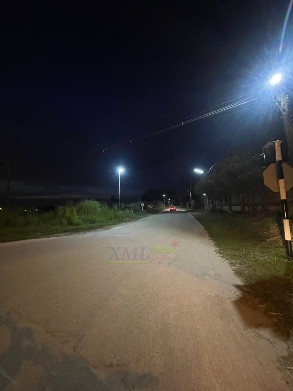 โคมไฟถนนโซล่าเซลล์อัจฉริยะ (รุ่น 9,000Lumens + แผง 100 W) (แสง : ขาว)