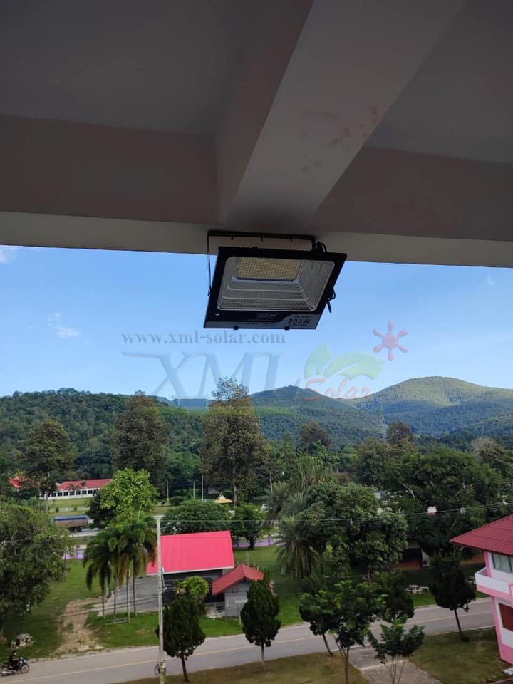 ไฟสปอตไลท์โซล่าเซลล์ 200 Watt กล่องสีน้ำตาล (เปิดได้ 3 แสง)