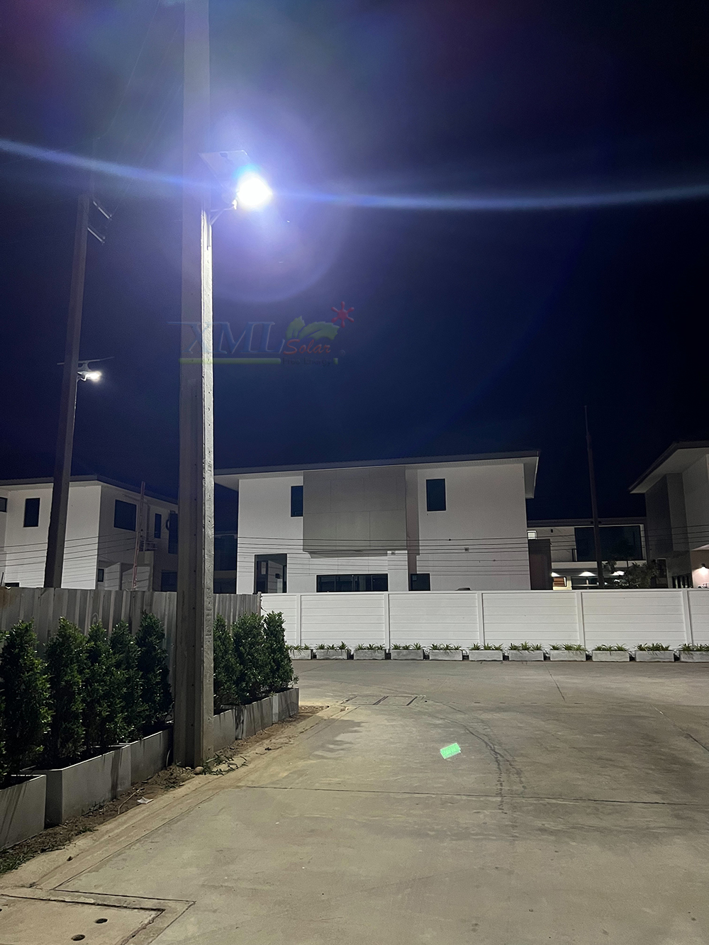 โคมไฟถนนโซล่าเซลล์อัจฉริยะ (รุ่น 9,000Lumens + แผง 100 W) (แสง : ขาว)