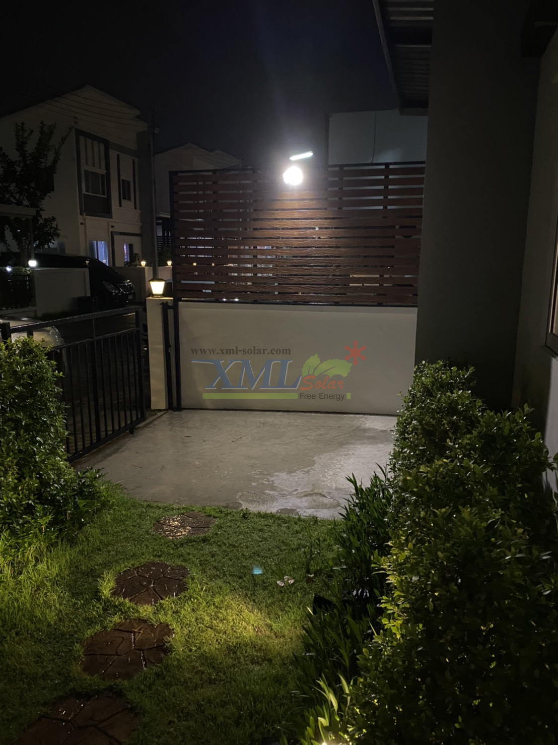 ไฟสปอตไลท์โซล่าเซลล์ 50 Watt กล่องสีน้ำตาล (เปิดได้ 3 แสง)