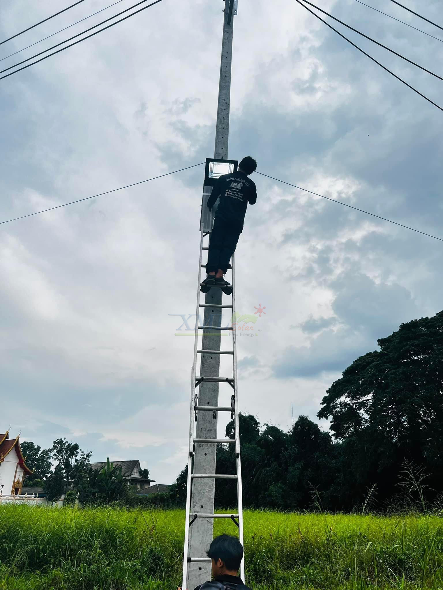 สปอร์ตไลท์โซล่าเซลล์ 300 W. รุ่นใหม่ JD8300L (แสง : ขาว)