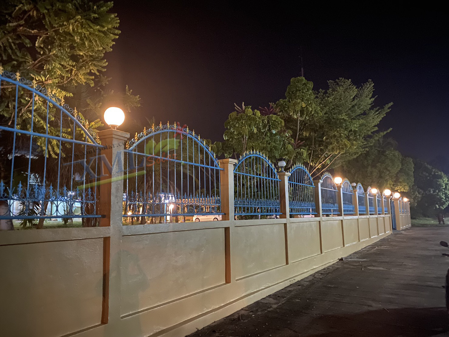 โคมไฟหัวเสาโซล่าเซลล์ ทรงกลมฐานสเเตนเลส (25 ซม.) + Remote (เปิดได้ 3 แสง)+AC