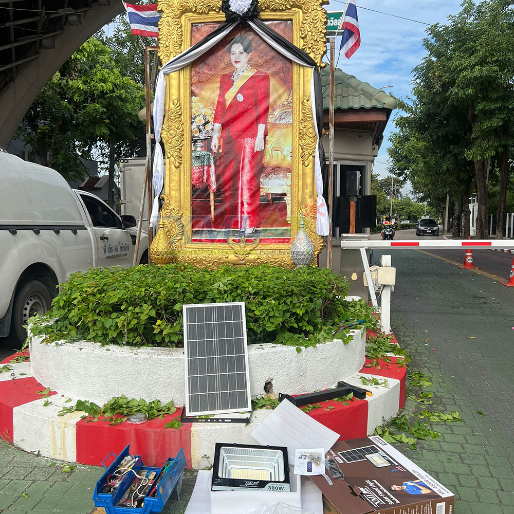 ไฟสปอตไลท์โซล่าเซลล์ 300 Watt กล่องสีน้ำตาล (เปิดได้ 3 แสง)