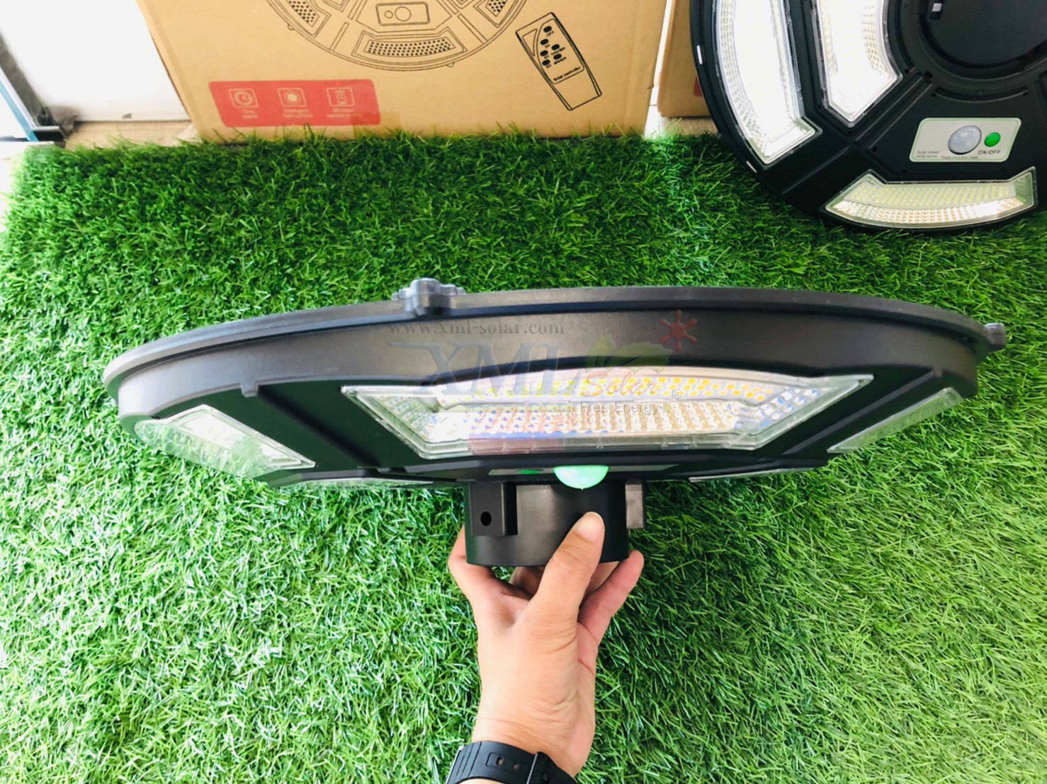 โคมไฟถนนโซล่าเซลล์ UFO ทรงกลม รุ่น 10,000W (9 ช่อง 5 ทิศทาง) ไซส์เล็ก (แสง : ขาว)