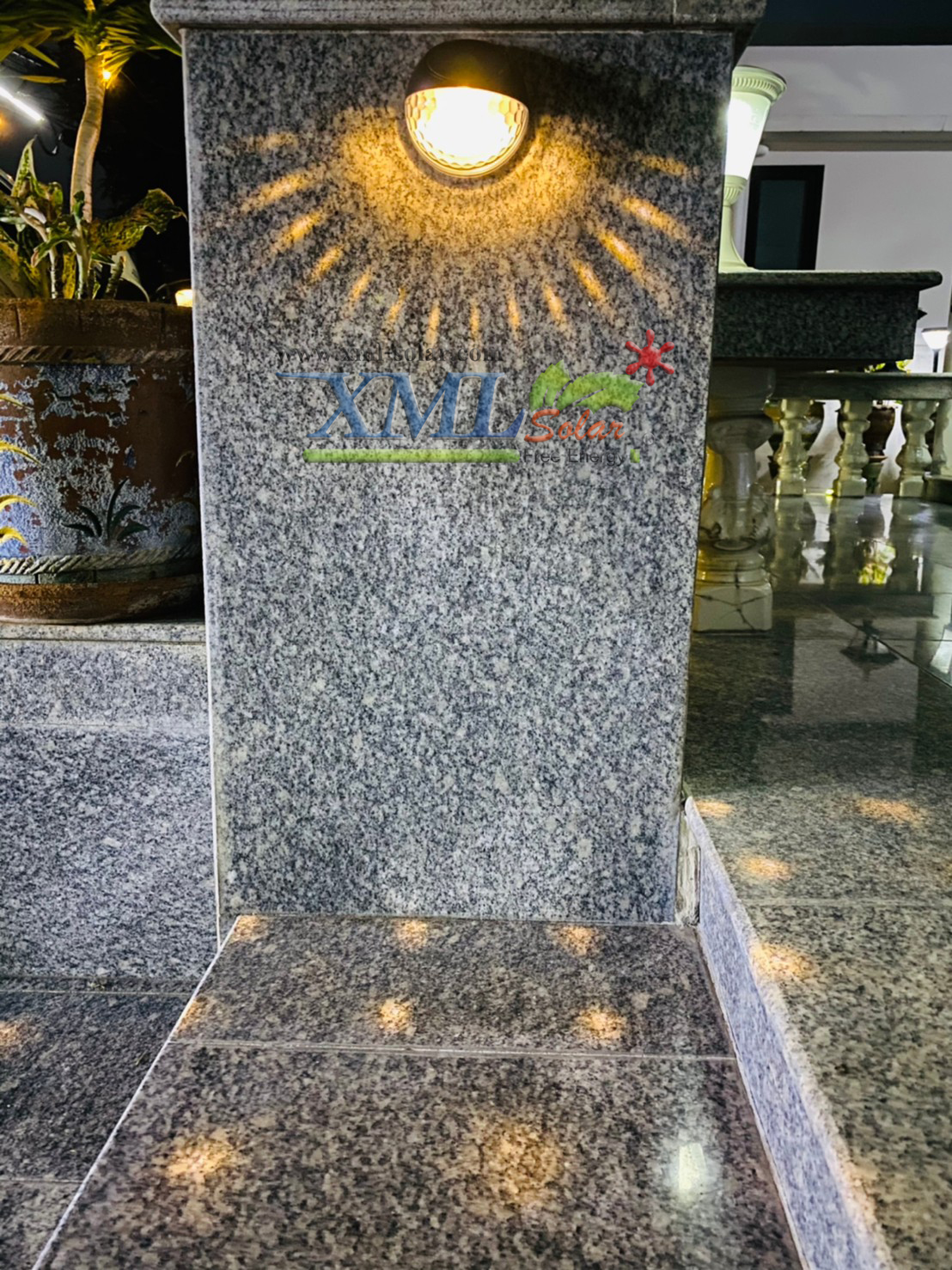 โคมไฟโซล่าเซลล์ติดผนัง รุ่นทรงกลม (แสง : เหลืองวอมไวท์) (1 เเถม 1)