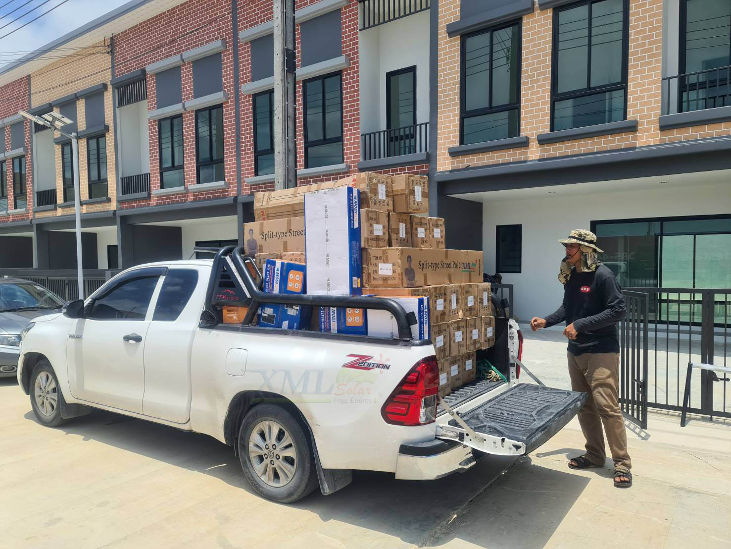 โคมไฟถนนโซล่าเซลล์ 400W รุ่น MD-SLT30-400W (แสง : ขาว)