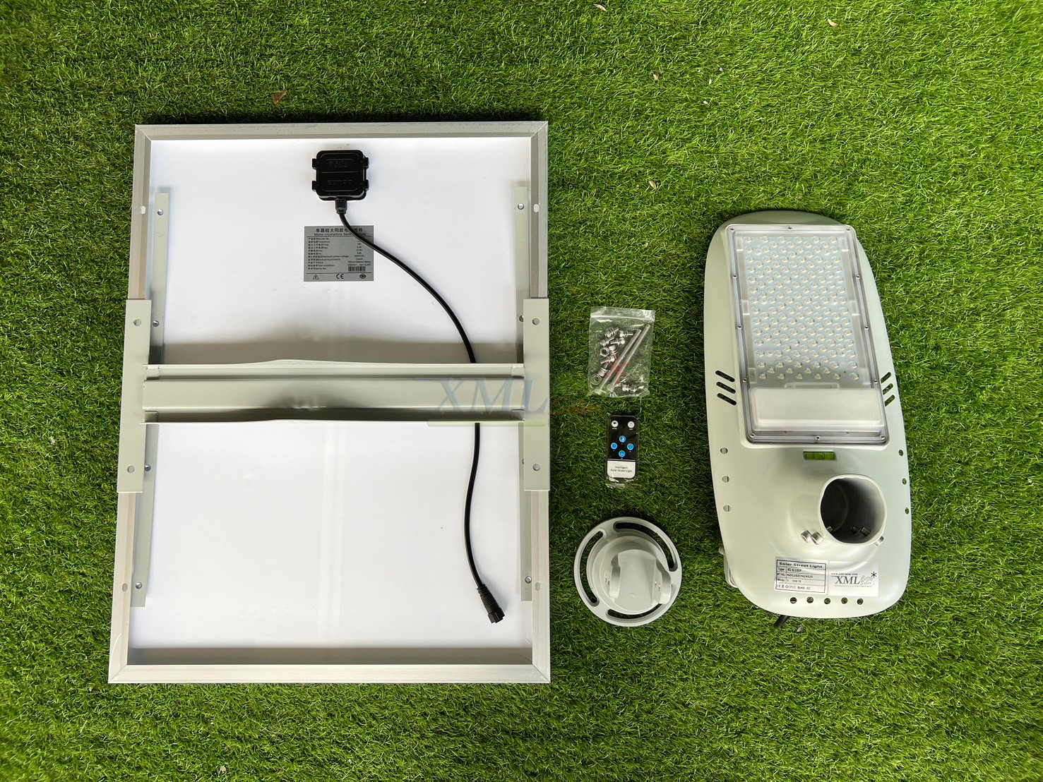 โคมไฟถนนโซล่าเซลล์อัจฉริยะ (รุ่น 6,300Lumens + แผง 80 W) (แสง : ขาว)