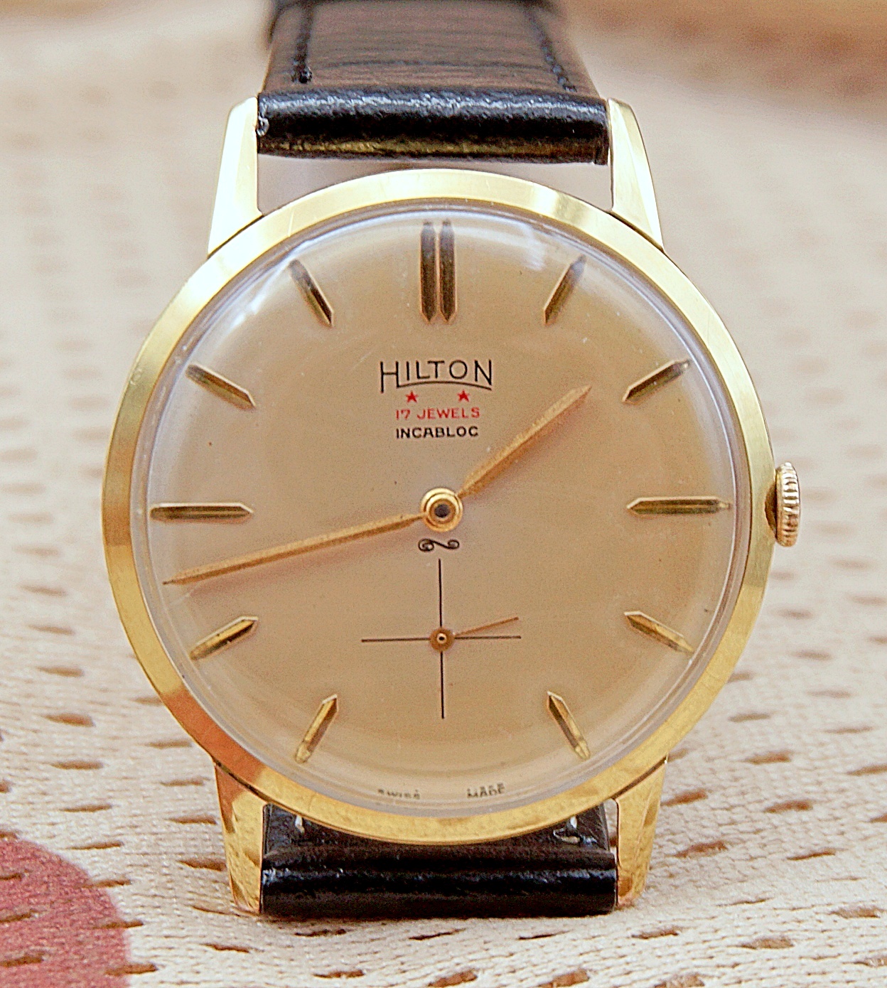 นาฬิกาเก่า HILTON ไขลานสองเข็มครึ่ง