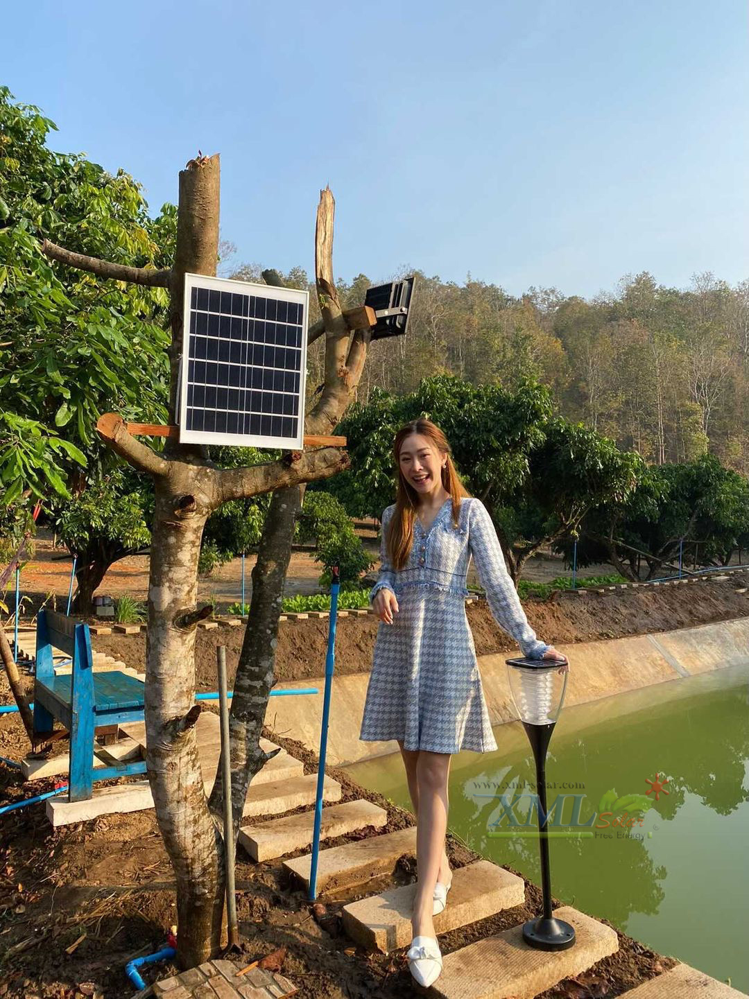 ไฟสปอตไลท์โซล่าเซลล์ 100 Watt กล่องสีน้ำตาล (เปิดได้ 3 แสง)