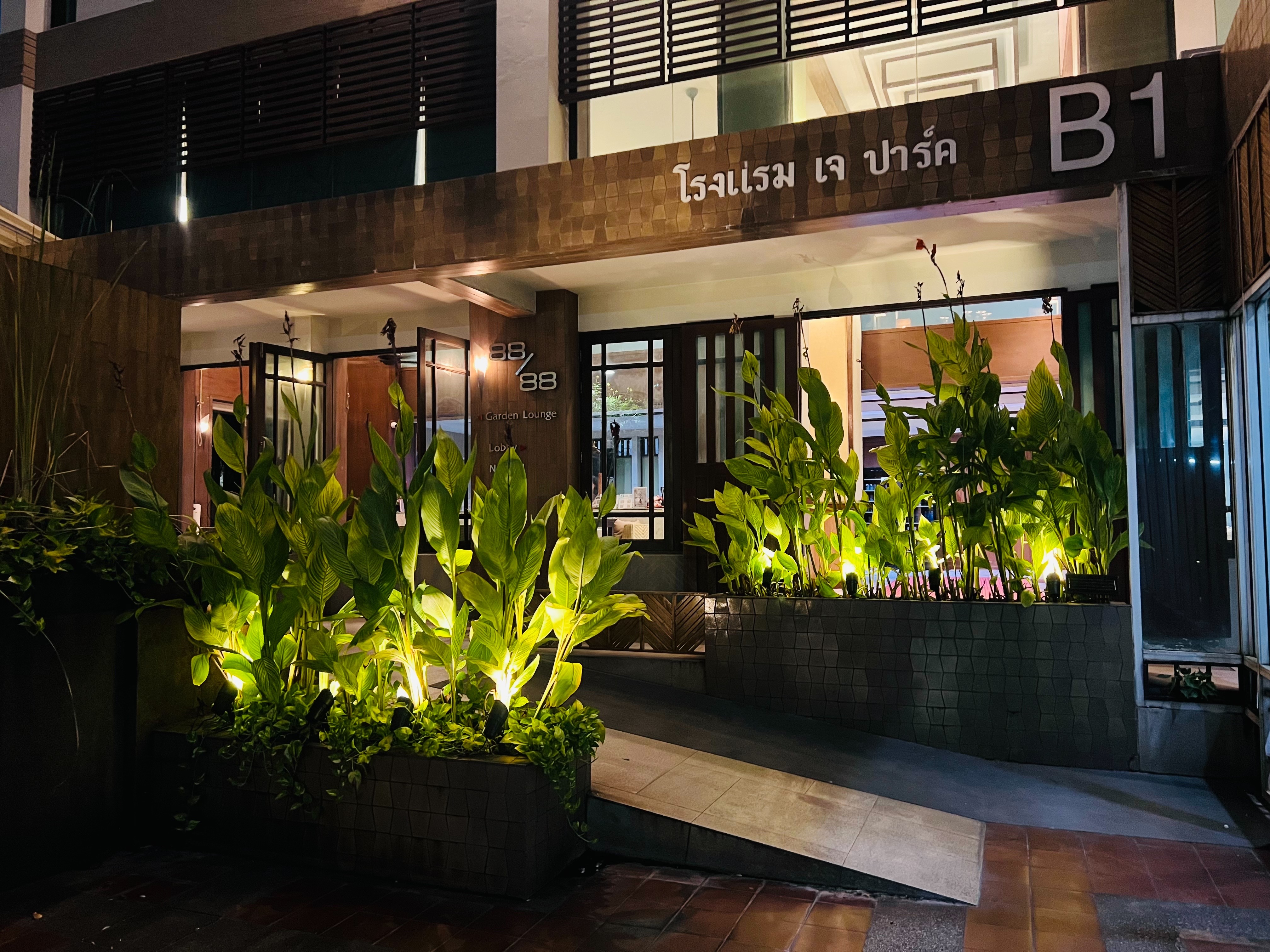 โคมไฟปักสนามโซล่าเซลล์ แพ็ค 4 ดวง รุ่น MD-SSL88 (แสง : เหลืองวอมไวท์)