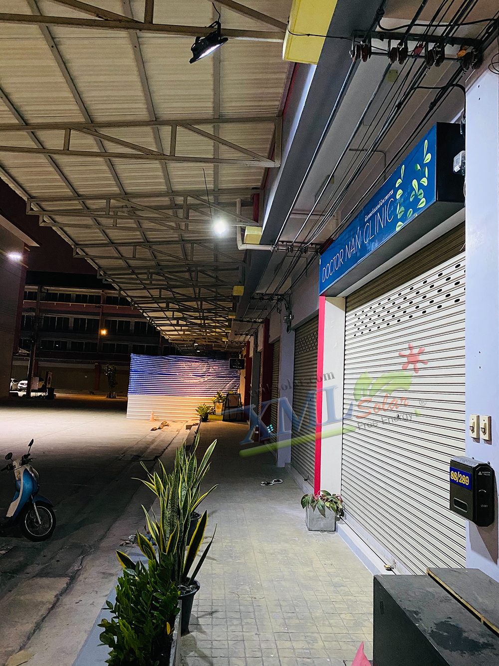 ไฟสปอตไลท์โซล่าเซลล์ 80 W. รุ่น Modi x XML (เเสง : ขาว) (1 เเถม 1)