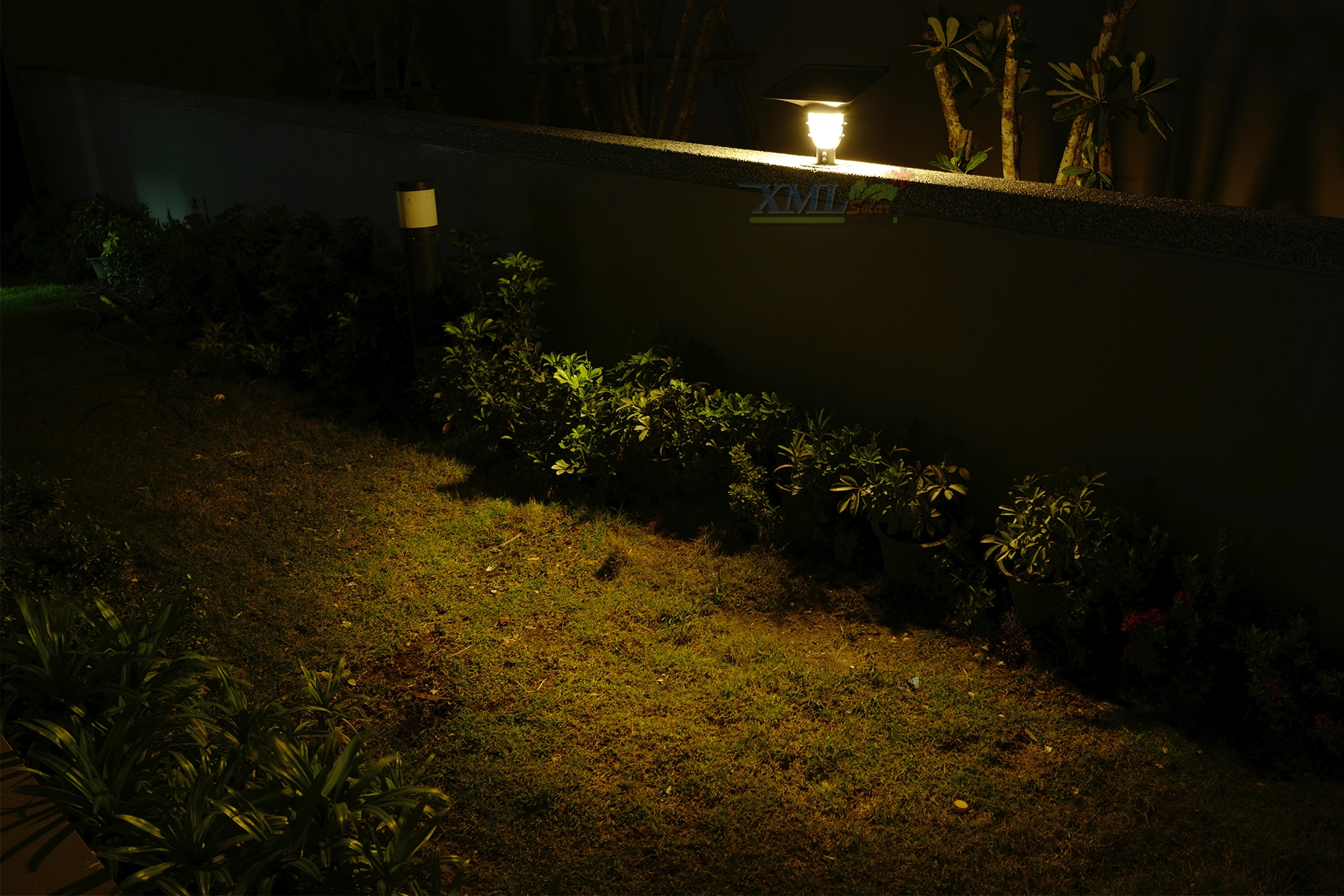 โคมไฟสนามโซล่าเซลล์ รุ่น solar bee (550 lm.) (แสง: เหลืองวอมไวท์)