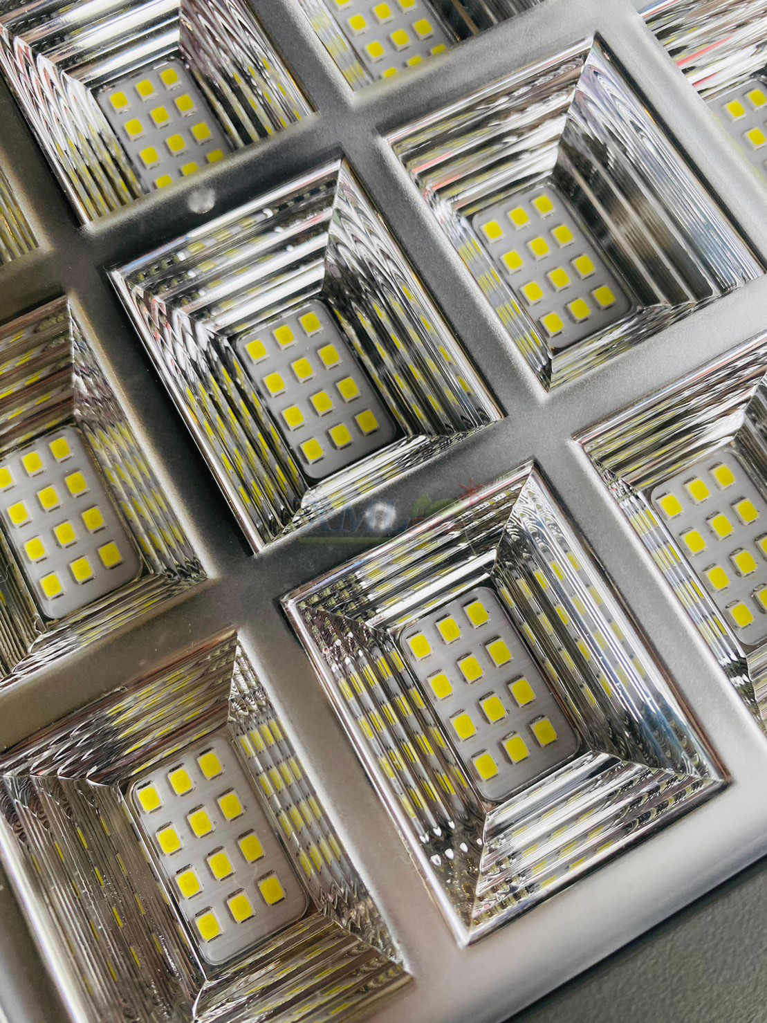 โคมไฟถนนโซล่าเซลล์ XML-Solar 200W (แสง : ขาว)(สว่างค้าง)