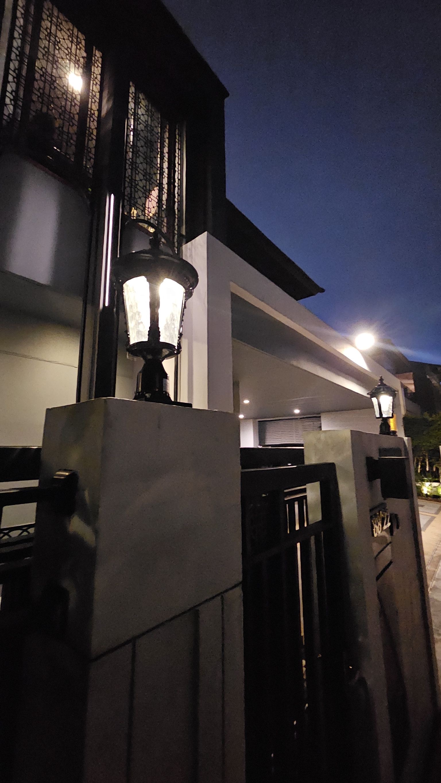 ไฟหัวเสาโซล่าเซลล์ รุ่น TZ-3697 (เเสงขาว + เหลืองวอมไวท์)