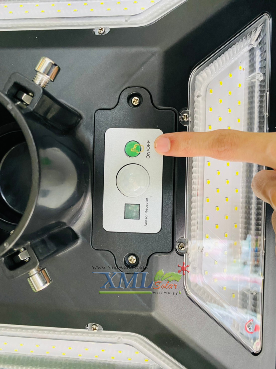 ชุดเสาพร้อมโคม SET B (โคมไฟโซล่าเซลล์ UFO SLT28-300W + เสาเหล็กดำสูง 2.82 เมตร)(แสงขาว)