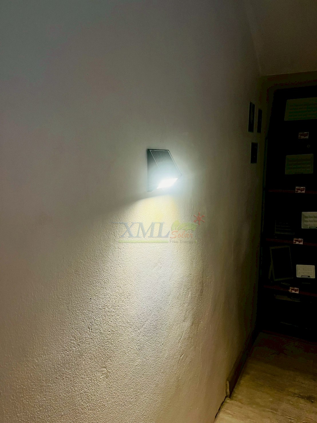 ไฟผนังโซล่าเซลล์ ทรงสามเหลี่ยม รุ่น LSXML-245