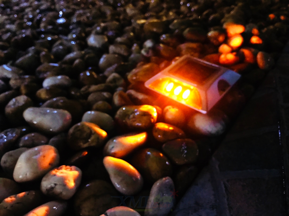 ไฟหมุดถนนโซล่าเซลล์ 6 LED Premium IP68 รุ่น มีเดือย (เเสง : เหลืองกระพริบ)