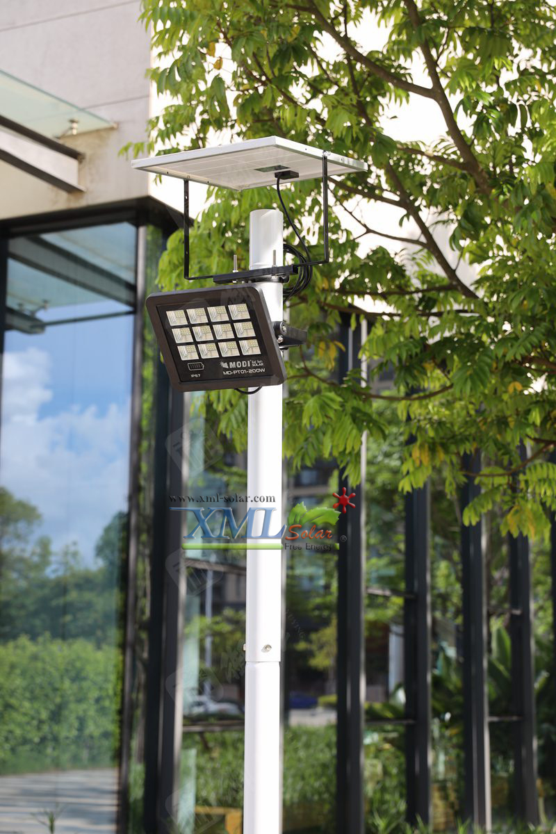 ไฟสปอตไลท์โซล่าเซลล์ 200 W. รุ่น Modi x XML ไซต์ใหญ่ (เเสง : ขาว)