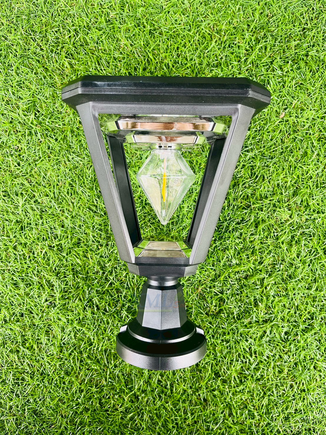 ไฟหัวเสาโซล่าเซลล์ LSXML-215A ทรงเหลี่ยม หลอดไส้เพชร (แสง : เหลืองวอมไวท์)