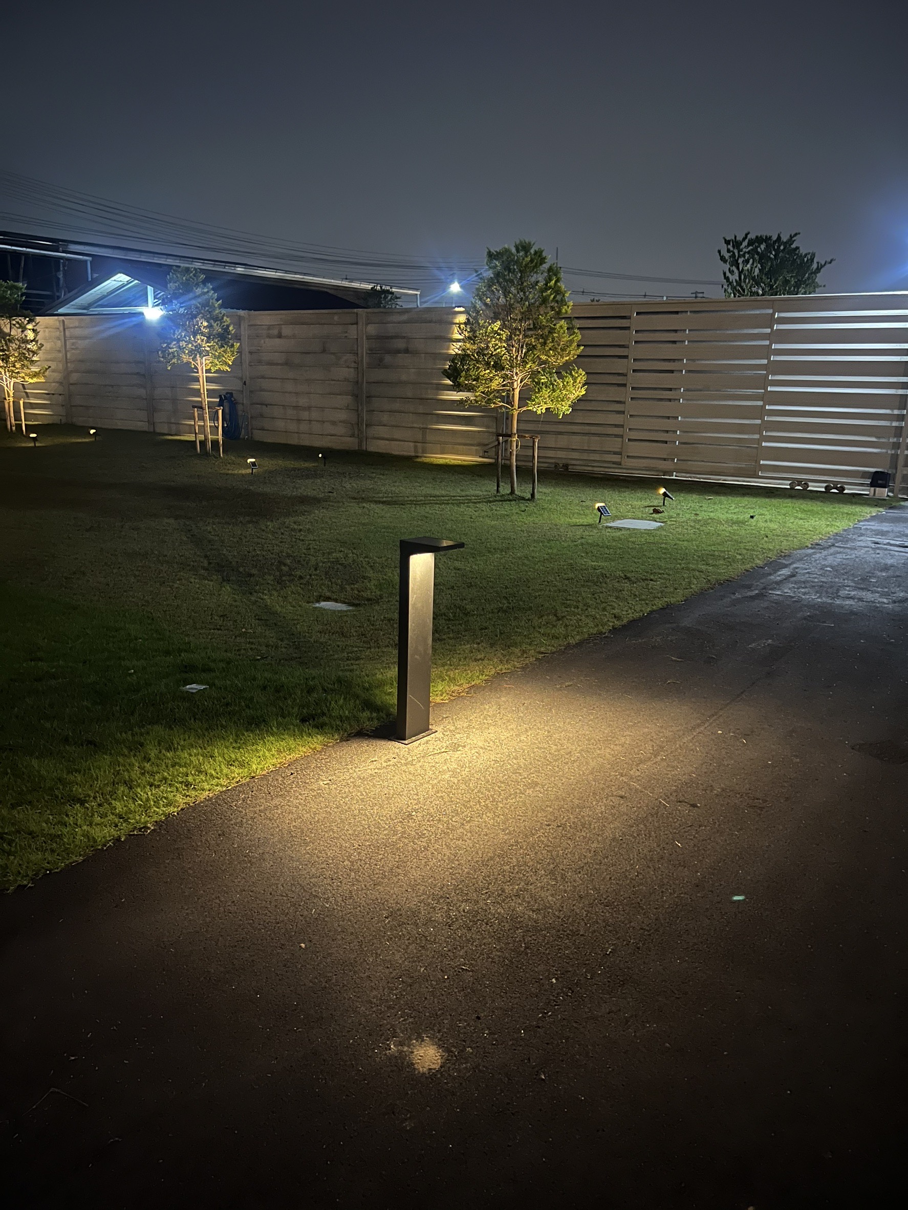 ไฟตั้งพื้นโซล่าเซลล์ ทรงงอ (แสง : เหลืองวอมไวท์)