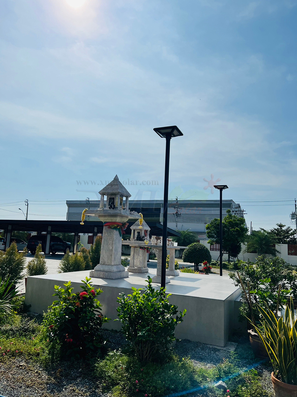 ชุดเสาพร้อมโคม SET B (โคมไฟโซล่าเซลล์ UFO SLT28-300W + เสาเหล็กดำสูง 2.82 เมตร)(แสงขาว)